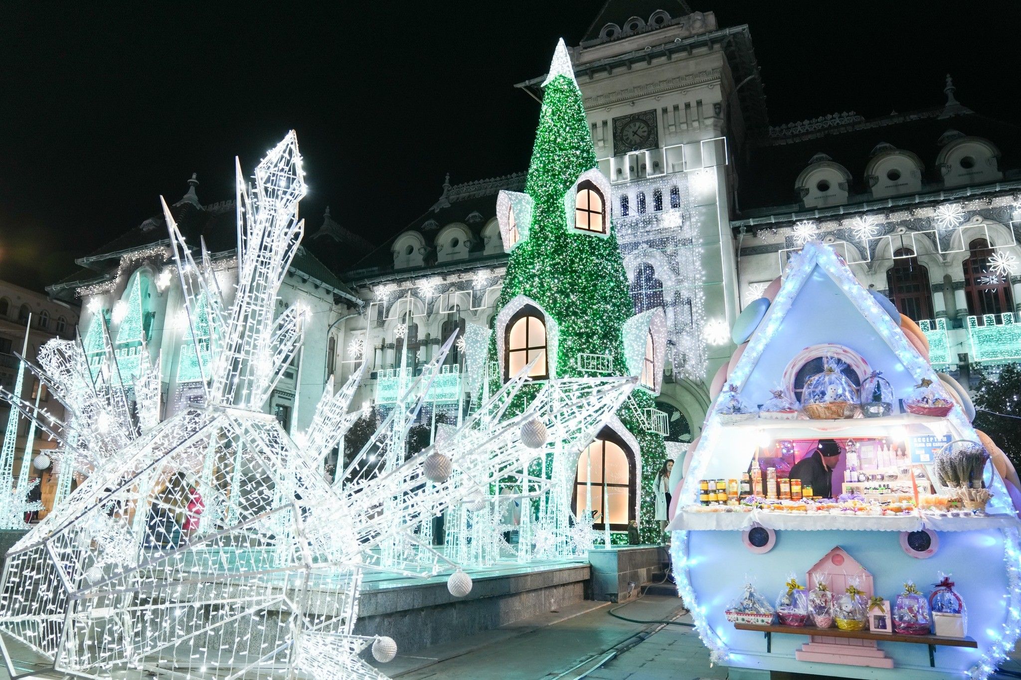 photo credits: primaria municipiului craiova christmas tree