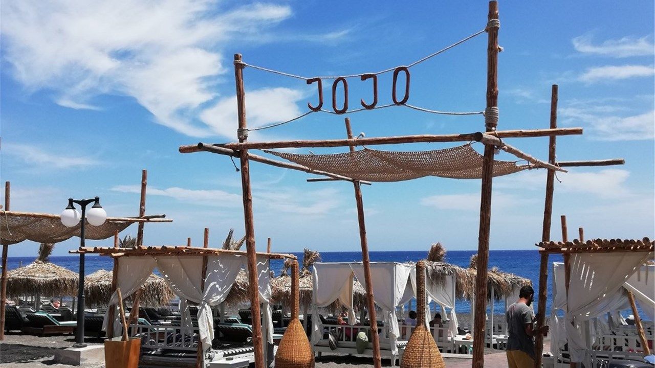 Top Must-Visit Beach Clubs In Santorini - Jojo beach bar Santorini