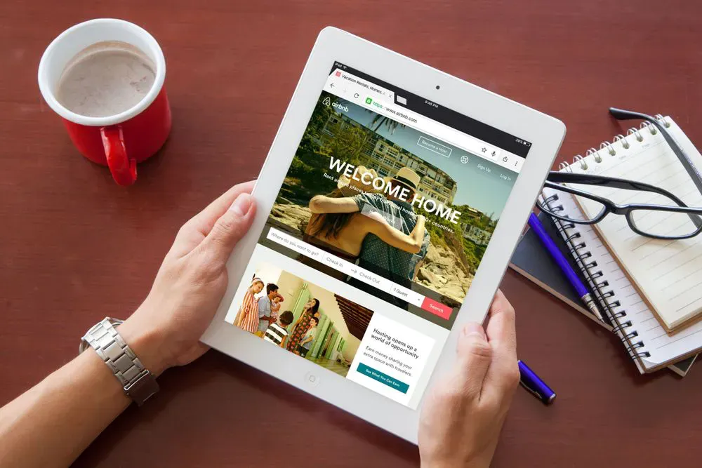 Tricks Airbnb is playing in 2023 to skyrocket their revenues (+ how to avoid being cheated)