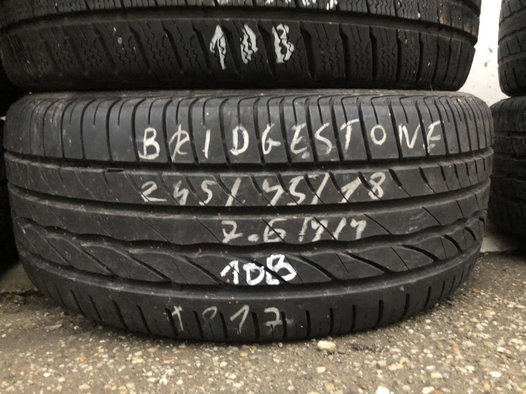 R18 245/45 Bridgestone 1x7.6mm DOT1117  1. kép