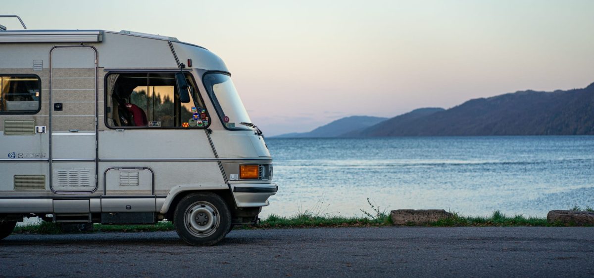 Parcheggio, sosta e dormire in camper: cosa dice la legge