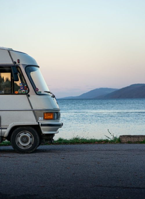Parcheggio, sosta e dormire in camper: cosa dice la legge