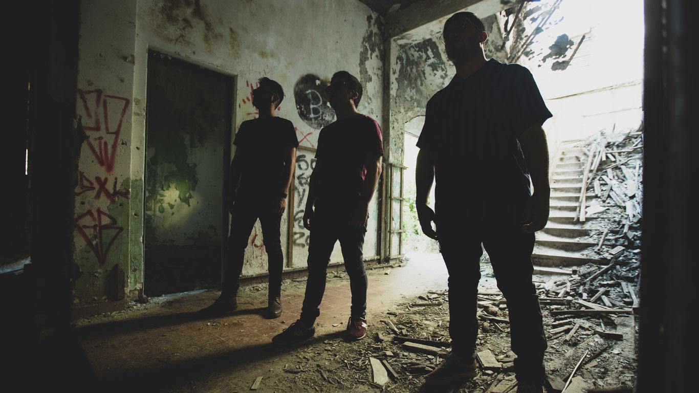 Visceral acompañó la promoción de su nuevo EP con una serie de fotografías tomadas en el lúgubre Sanatorio Los Maitenes, en la comuna de San Clemente. Crédito: Nicolás Monsalve.