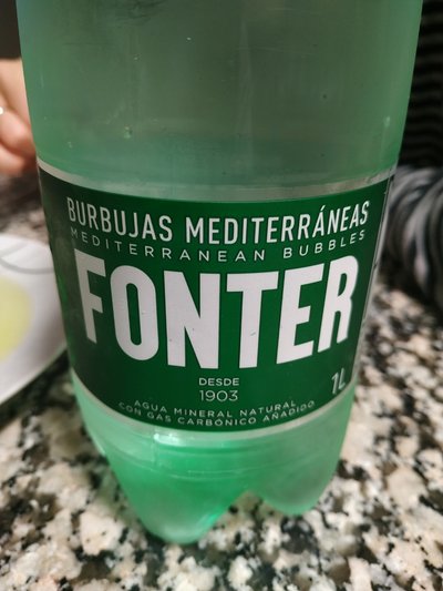 Agua mineral con gas Agua mineral con gas