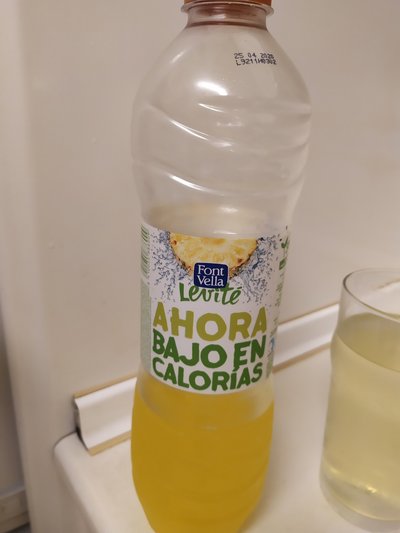 Agua con sabor a piña Agua con sabor a piña