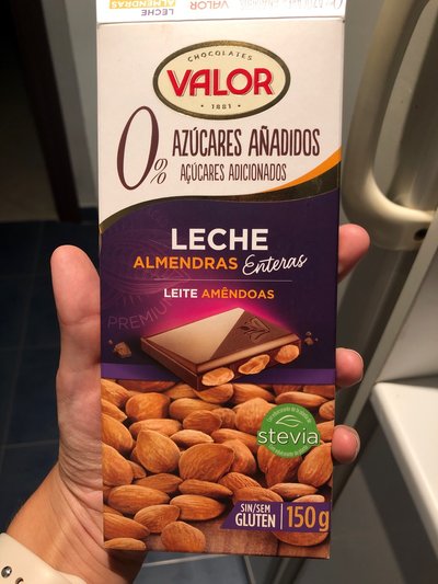 Chocolate con leche y almendras enteras 0% azucares añadidos Chocolate con leche y almendras enteras 0% azucares añadidos