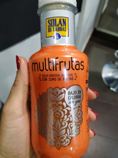 Agua mineral con zumo de frutas Agua mineral con zumo de frutas