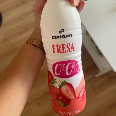 Yogur líquido desnatado con fresa. Yogur líquido desnatado con fresa.