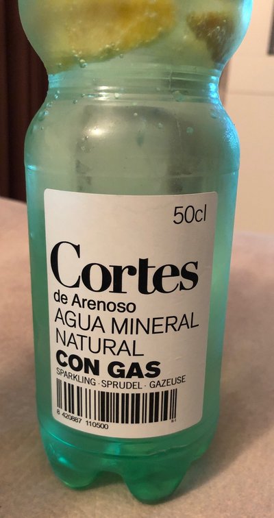 Agua mineral con gas Agua mineral con gas