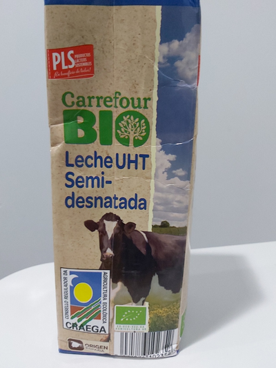 Leche UHT semidesnatada Leche UHT semidesnatada