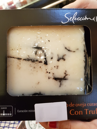 Queso de oveja curado con trufa Queso de oveja curado con trufa