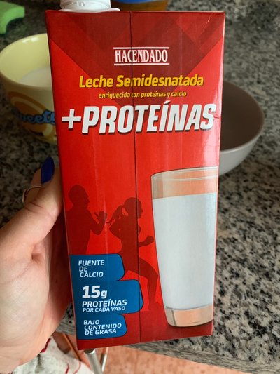 Leche semidesnatada enriquecida con proteínas y calcio