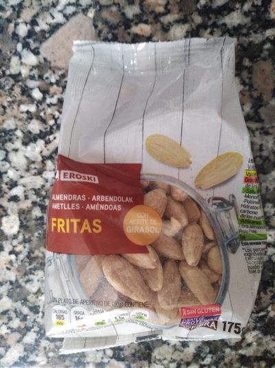 Almendras fritas y saladas. Almendras fritas y saladas.