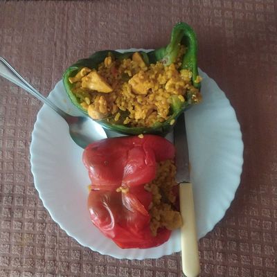 Pimientos rellenos de arroz integral, pollo y verduras.