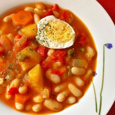 Alubias con verduras y huevo cocido.