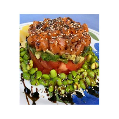 Tártar de salmón, aguacate, Edamame y tomate 