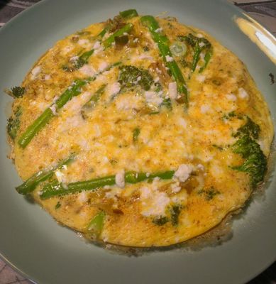 Tortilla abierta con bimi, queso y cebolla