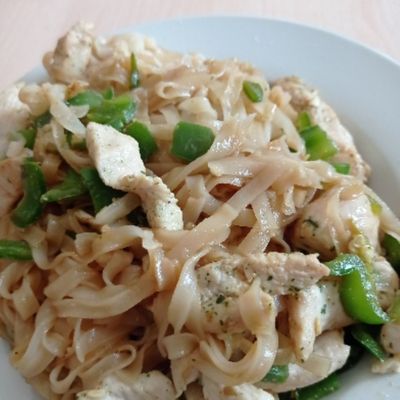 Noddles arroz con pechuga de pollo y pimiento