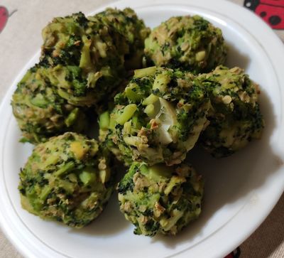 Bolitas de brócoli con rulo de cabra