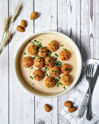 Albóndigas de tofu en salsa de almendras