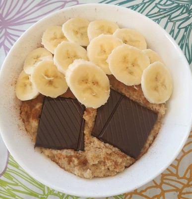 Gachas de avena, canela, plátano y chocolate