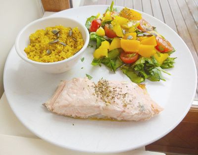 Ensalada de quinoa y salmón