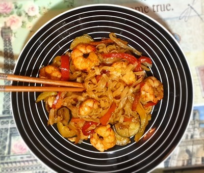 Tallarines de arroz con verduras y gambas