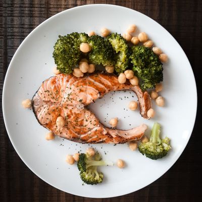 Salmón con brócoli y garbanzos