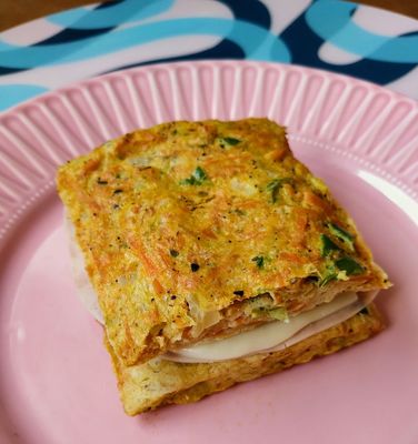 Pastel de verduras con relleno de jamón York y mozzarella