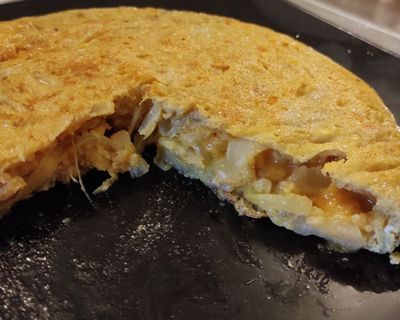 Tortilla de batata, cebolla caramelizada y queso brie.