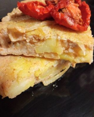 Tortilla de patatas con cebolla caramelizada fallida