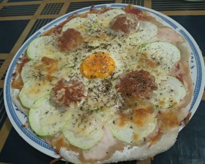 Pizza integral con calabacín, mucho queso y huevo 😋