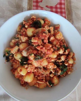 Gnocchi con boloñesa de lentejas, tufo y espinacas