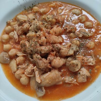 Garbanzos con champiñones y pollo