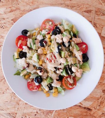 Ensalada de 🥑, 🍅 cherry, 🌽 y avellanas en salsa vinagreta 