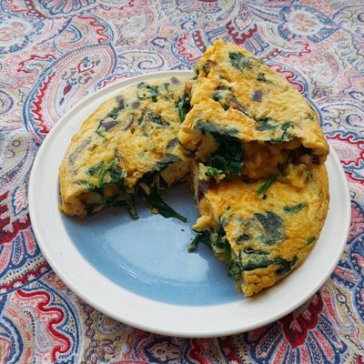 Tortilla patatas cocidas con espinacas y cebolla