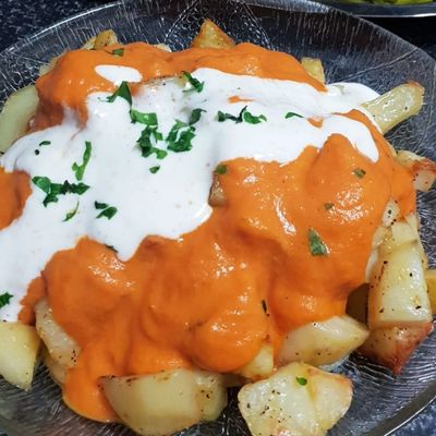 Patatas al horno  con salsa brava y ali oli casero.