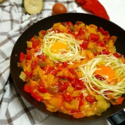 Huevo frito con verduras