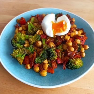 Salteado de verduras y garbanzos con huevo poché