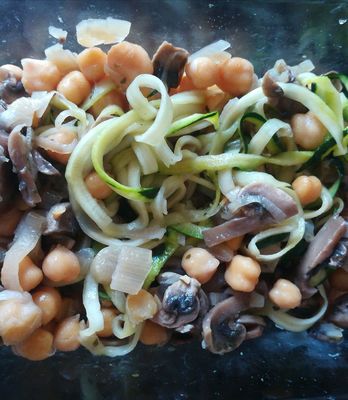 Espaguetis de calabacín con garbanzos y champiñones