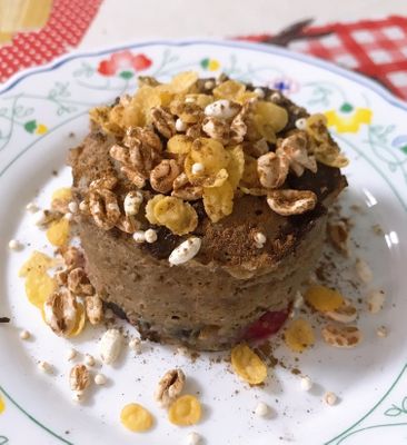 Brownie de plátano y frutos rojos