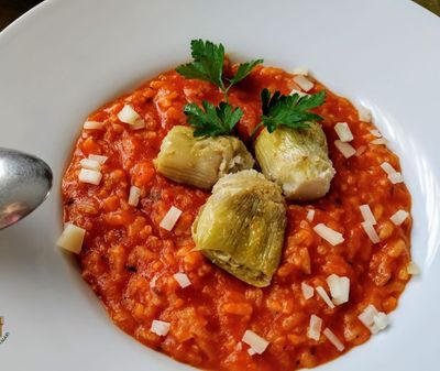 Arroz con tomate, alcachofas salteadas y soja texturizada