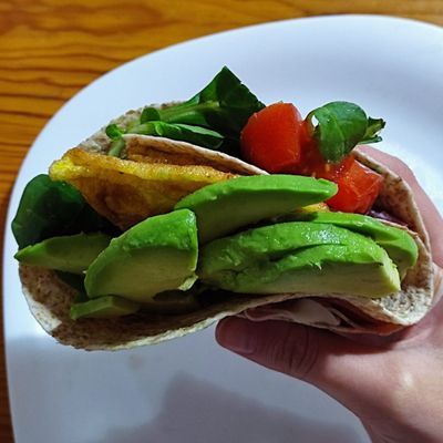 Wrap avec œuf, légumes et avocat