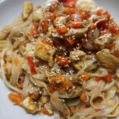 Noodles de arroz con pollo y verduras