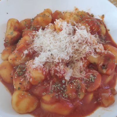 Gnocchi con tomate y champiñones