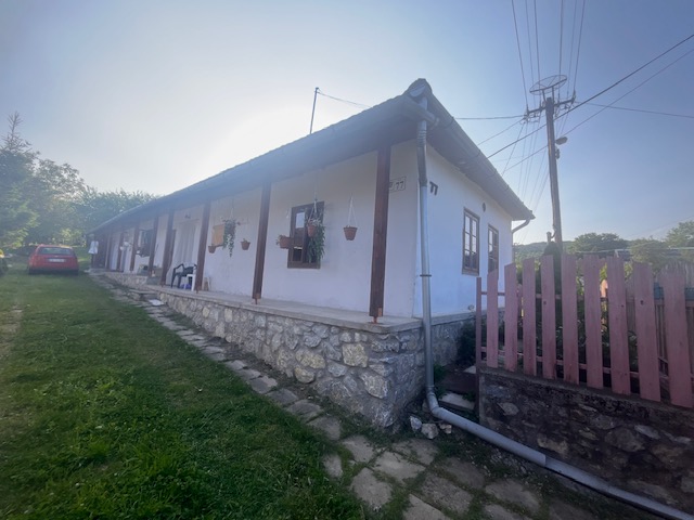 MAĎARSKO - MÁRTONYI - 2+1 IZBOVÝ ZREKONŠTRUOVANÝ RD NEĎALEKO JAZERA RAKACA