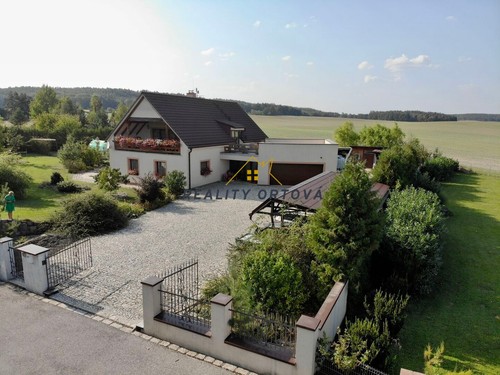 Prodej vily 435 m², pozemek 3000 m²