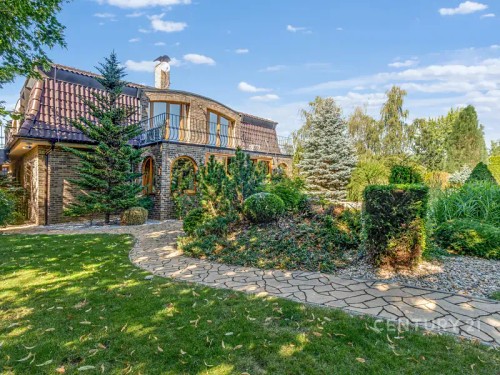 Prodej vily 425 m², pozemek 1675 m²