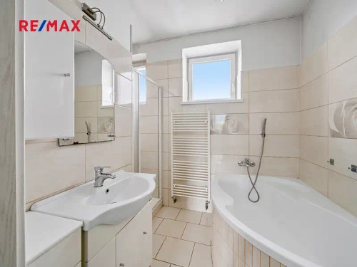 Prodej domu 1220 m², pozemek 2442 m²