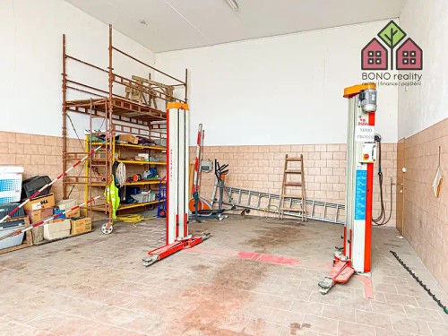 Prodej domu 1228 m², pozemek 5167 m²